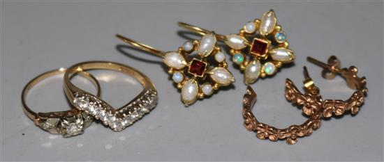 Two 14ct gold rings and two pairs of earrings (one pair gold).